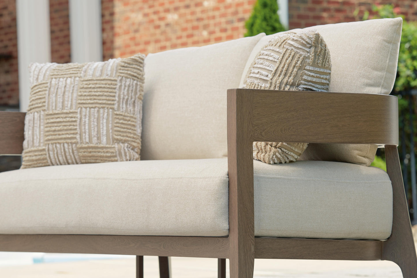 Serene Bay Loveseat w/Cushion