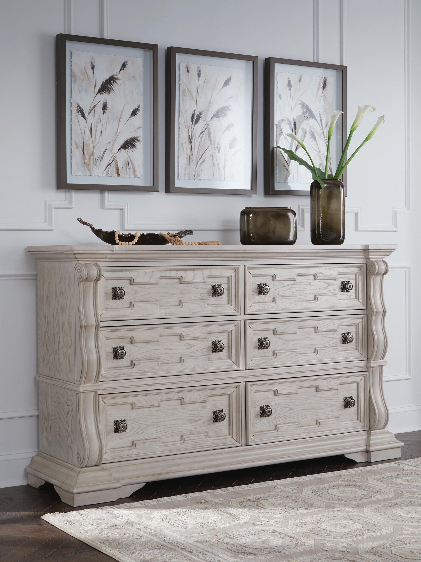 Bruchandi Dresser