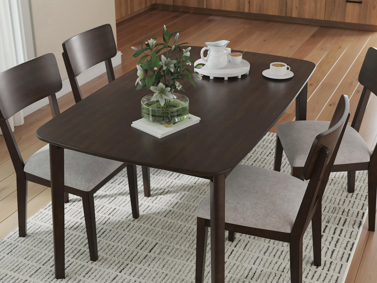 Shorbyn Dining Room Table Set (5/CN)
